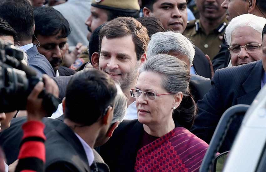 जमानत मिलने के बाद पटियाला हाउस कोर्ट से बाहर आते सोनिया गांधी और राहुल गांधी। 