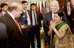 फिर हुई बातचीत की बात, रिश्तों को पटरी पर लाने की कवायद