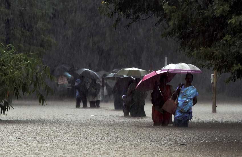 चेन्नई में भारी बारिश के बाद सरकारी अस्पताल से बाहर निकलते कर्मचारी और आगंतुक। (पीटीआई फाइल फोटो)