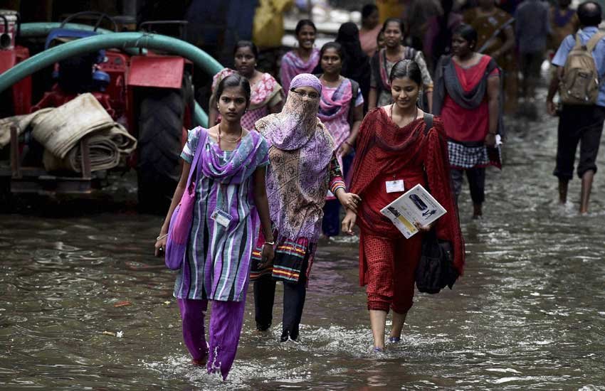 पिछले माह भारी बारिश के बाद हाल ही में खुले कॉलेज को जाती छात्राएं। 