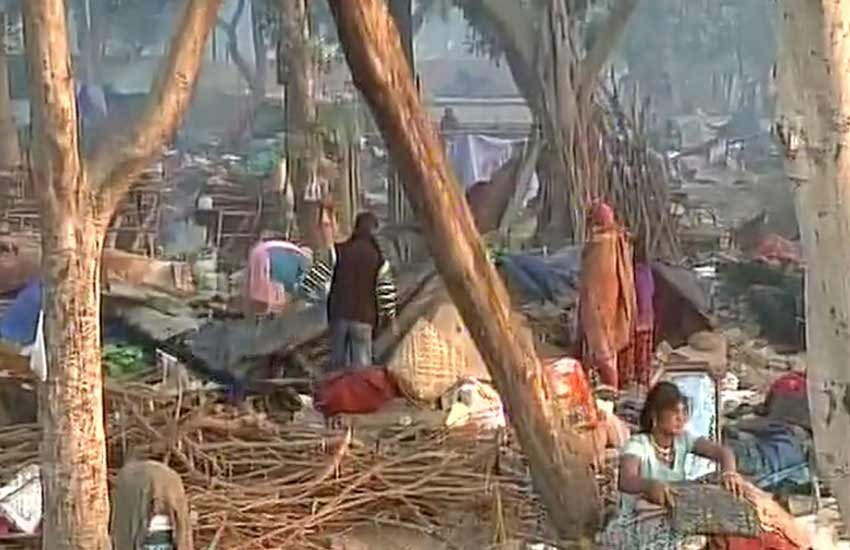 दिल्‍ली के शकूरबस्‍ती इलाके में रेलवे ने अत‍िक्रमण हटाओ अभियान के तहत 500 से ज्‍यादा झुग्‍ग‍ियां तोड़ दीं। (PHOTO: ANI/TWITTER)