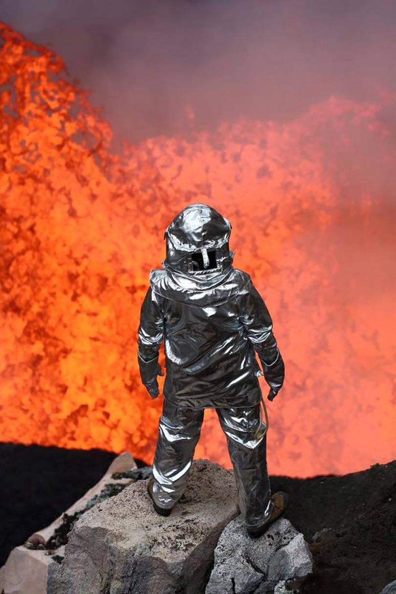 एम्ब्रीम द्वीप में स्थित धधकते बेनबो ज्वालामुखी के किनारे खड़े निक हालिक।