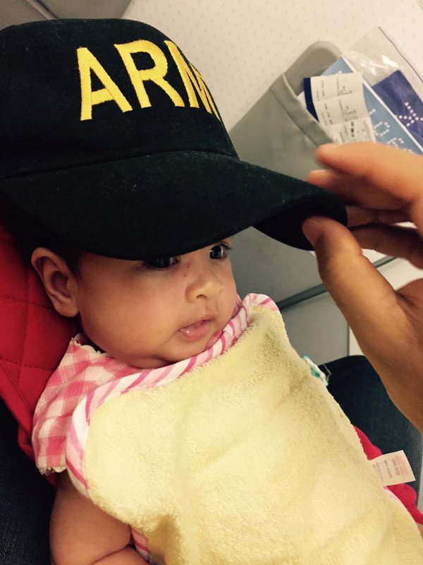 2 मई को पोस्ट की गई यह तस्वीर। साक्षी ने इसके साथ लिखा #BabyZiva travelling around India ! (स्रोत साक्षी धोनी ट्विटर)