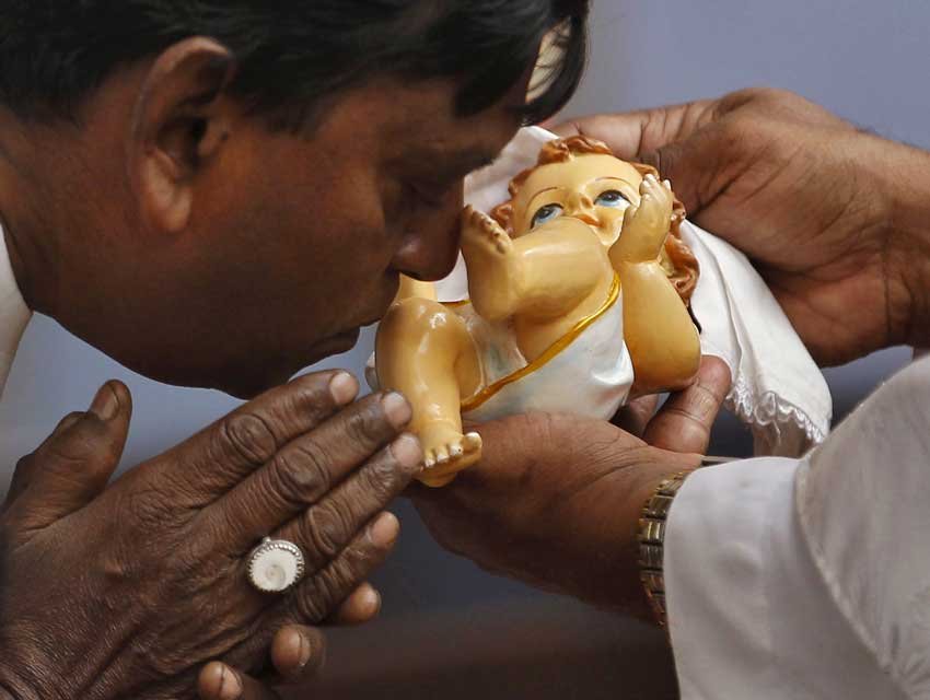 christmas celebartion in world, christmas photo gallery, christmas photos, christmas around the world, क्र‍िसमस 2015, क्रिसमस जश्‍न, क्रिसमस फोटोज, क्र‍िसमस दुनिया, क्रिसमस फोटो गैलरी, mary christmas