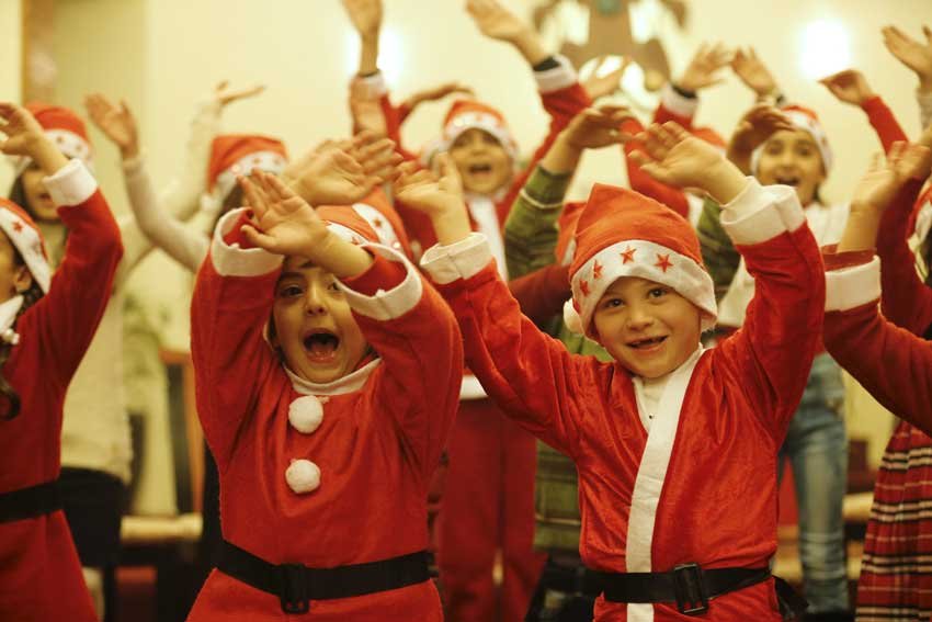 christmas celebartion in world, christmas photo gallery, christmas photos, christmas around the world, क्र‍िसमस 2015, क्रिसमस जश्‍न, क्रिसमस फोटोज, क्र‍िसमस दुनिया, क्रिसमस फोटो गैलरी, mary christmas