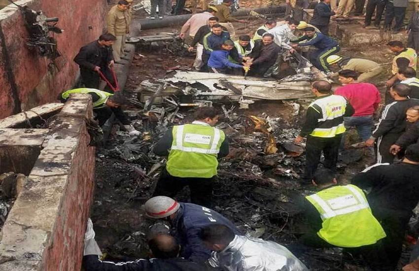 bsf news, delhi plane crash, BSF Super King plane, BSF plane crash, plane crash today, plane crash news, plane crash photos, plane crashes in Dwarka, बीएसएफ प्‍लेन क्रैश, प्‍लेन क्रैश, दिल्‍ली में विमान हादसा, बीएएसएफ विमान हादसा, विमान दुर्घटना
