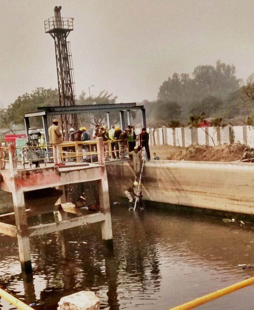 bsf news, delhi plane crash, BSF Super King plane, BSF plane crash, plane crash today, plane crash news, plane crash photos, plane crashes in Dwarka, बीएसएफ प्‍लेन क्रैश, प्‍लेन क्रैश, दिल्‍ली में विमान हादसा, बीएएसएफ विमान हादसा, विमान दुर्घटना