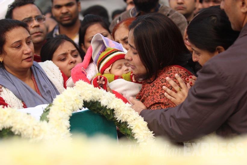 bsf plane crash, बीएसएफ प्‍लेन क्रैश, बीएसएफ विमान हादसा, बीएसएफ विमान, dwarka bsf plane crash, bsf plane crash tribute, bsf plane crash rajnath singh, safdarjung airport, delhi news, india news, latest news