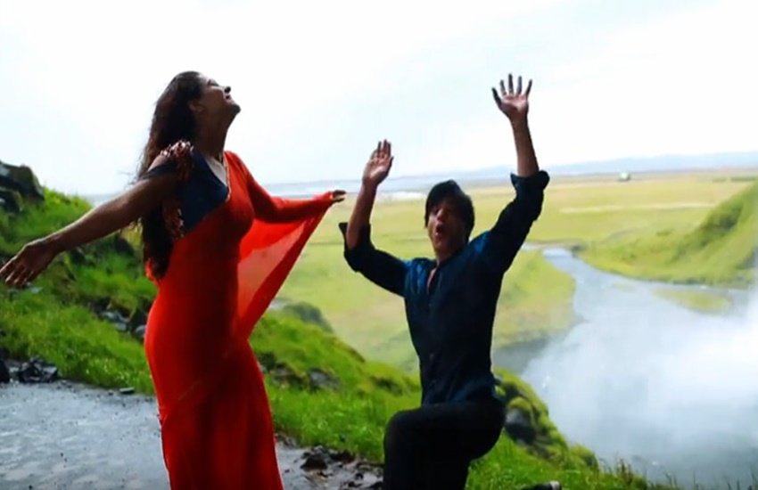 यहां गिरने से बाल-बाल बचे शाहरुख (Photo-Youtube)