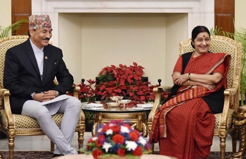 नेपाल के उप-प्रधानमंत्री कमल थापा के साथ विदेश मंत्री सुषमा स्वराज। (Photo-PTI)