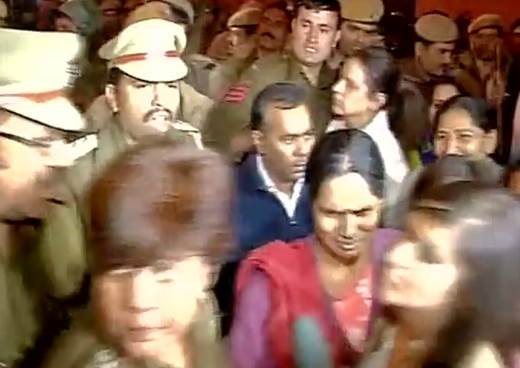Dec 16 gangrape: प्रदर्शन कर रहे निर्भया के माता-पिता को पुलिस ने हिरासत में लिया, बाद में छोड़ा