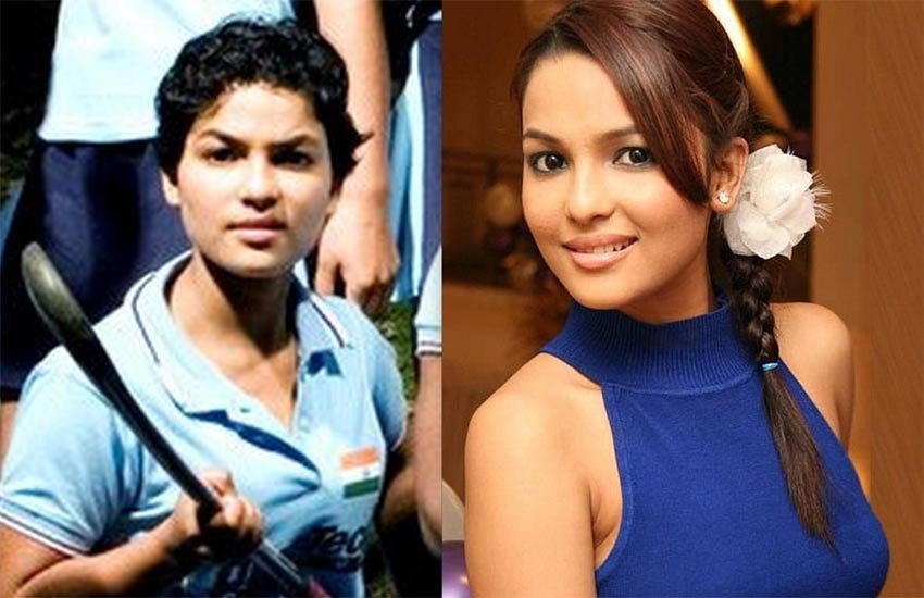 बॉलीवुड बादशाह शाहरुख खान के साथ फिल्म ‘चक दे इंडिया’ से बॉलीवुड में डेब्यू करने वाली कोमल चौटाला उर्फ चित्राशी रावत पिछले काफी दिनों से सुर्खियों में नहीं आई हैं। लेकिन इन दिनों वे अपने अनोखे लुक की वजह से एक बार फिर से चर्चा का विषय बनी हुई हैं। 2007 में आई फिल्म चक दे इंडिया मूवी को कोई भला कैसे भूल सकता है लेकिन इस मूवी की सुपरस्टार को कोमल को शायद सभी भूल गए होंगे, लेकिन हम आपको उन्हें नहीं भूलने देंगे। दरअसल, हाल ही कोमल ने फोटो शेयरिंग साइट इंस्टाग्राम पर अपनी लेटेस्ट फोटो अपलोड किए, जिन्हें देख आप उनके लुक को हॉकी प्लेयर वाले लुक से कंपेयर भी नहीं, जिन्हें पर आगे की स्लाइड में देख सकते हैं।