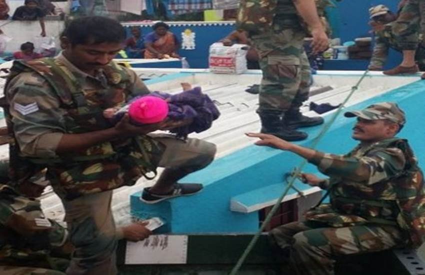 इंडियन आर्मी ने शुक्रवार को चेन्नई के बाढ़ प्रभावित इलाके में एक घर की पहली मंजिल से नवजात को सही सलामत निकाल लिया। फोटो- एजेंसी