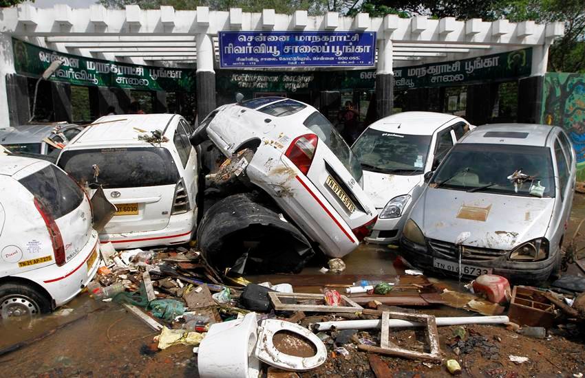 चेन्नई में भारी बारिश के कारण एक कार दूसरी के ऊपर चढ़ गई। फोटो-एजेंसी