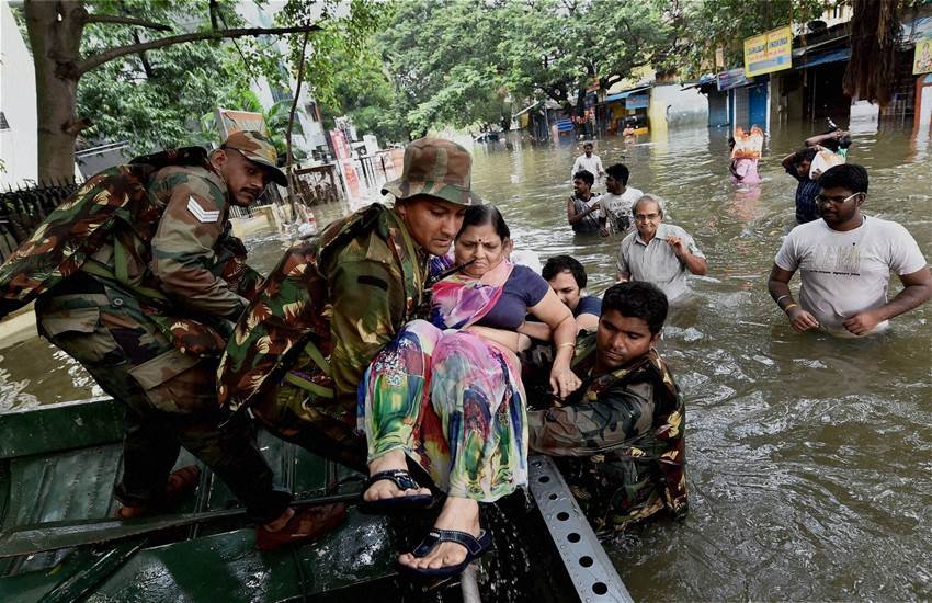 बाढ़ प्रभवित इलाकों में बड़ी संख्या में सेना के जवान पहुंच रहे हैं, जिससे लोगों को बड़ी राहत मिली है। फोटो-एजेंसी