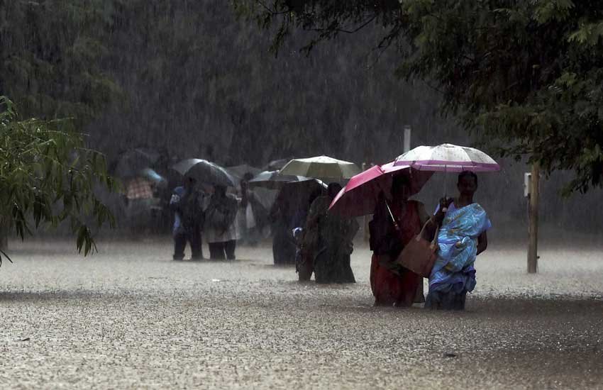 Army personnel flood relief operation , Flood in chennai, Heavy Rain in tamil, Indian coast guard, latest news on tamil flood, Indian army, chennai heavy rain images, latest news on chennai rai