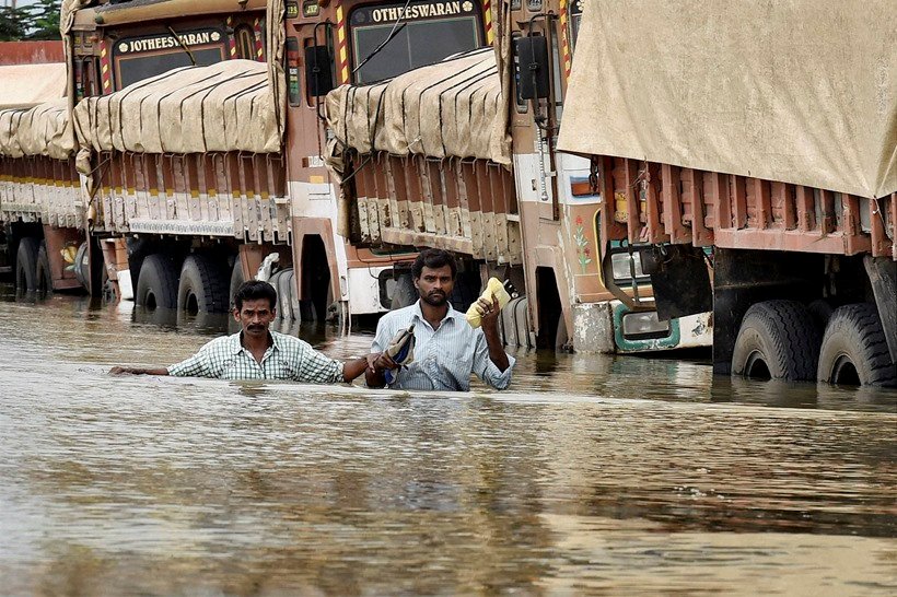 Army personnel flood relief operation , Flood in chennai, Heavy Rain in tamil, Indian coast guard, latest news on tamil flood, Indian army, chennai heavy rain images, latest news on chennai rai