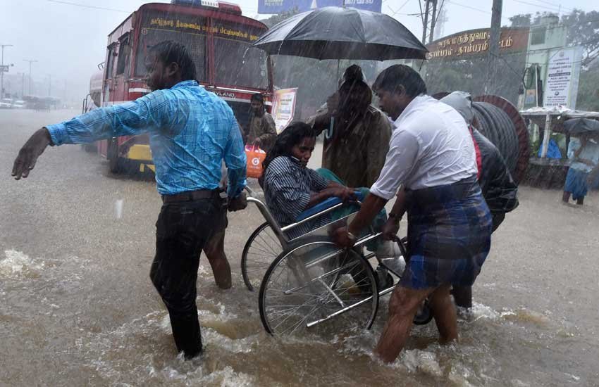 चेन्‍नई बारिश, तमिलनाडु की बारिश chennai rains, chennai flood, rescue in chennai, chennai helpline no