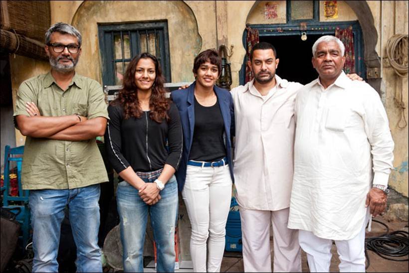 आमिर खान की दंगल: इस फिल्म में आमिर पहलवान के किरदार में नजर आएंगे। आमिर ने बाकायदा इसके लिए 20 किलो वजन बढ़ाया है। यह पहलवान महावीर फोगट की जीवनी पर आधारित है।