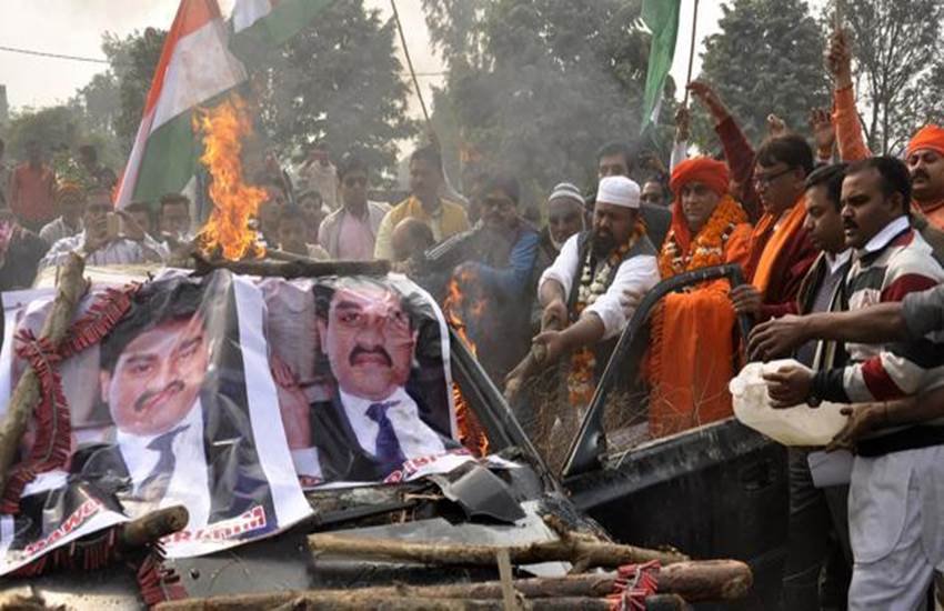 दाउद की कार को जलाते हिन्दू महासभा के नेता स्वामी चक्रपाणि। 