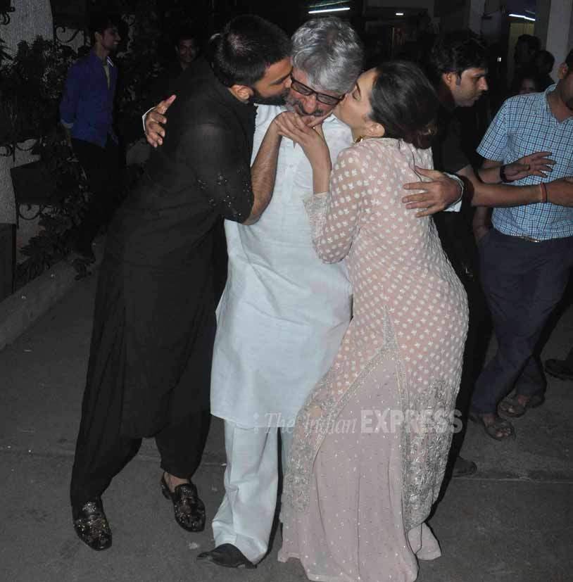 रणवीर और दीपिका निर्देशक भंसाली को चूमते हुए। दीपिका ने हाल ही में ट्वीट के जरिए संजय लीला भंसाली को 'बाजीराव मस्तानी' के लिए धन्यवाद दिया था। (स्रोत - फोटो वरिंदर चावला)