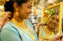 चांदी 775 रुपए लुढ़की, सोना भी गिरा
