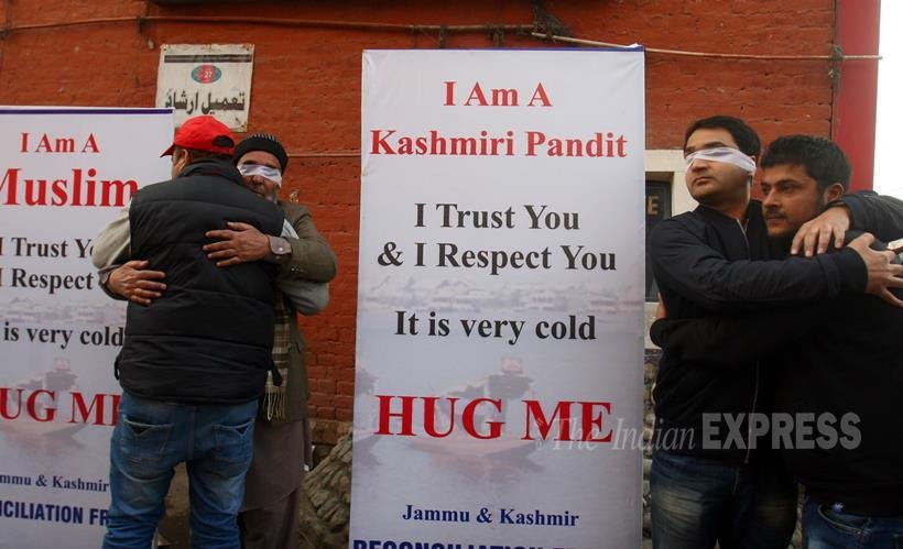 पेरिस में आंखों पर पट्टी बांध कर लोगों को गले लगाने के लिए कहने वाले एक मुसलिम से प्रेरित होकर पेशे से डाक्टर संदीप मावा ने यहां प्रेस कॉलोनी में खड़े होकर लोगों को उन्हें गले लगाने के लिए आमंत्रित किया। उनके साथ सिख और मुसलिम समुदाय के सदस्य भी थे जिन्होंने सभी धर्मों के लोगों को गले लगा कर सहनशीलता का संदेश दिया। (Express Photo by Shuaib Masoodi)
