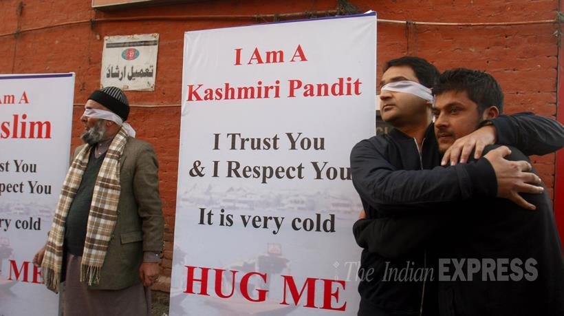 जम्मू कश्मीर रिकंसिलियेशन फ्रंट के अध्यक्ष मावा ने कहा, ‘हम सभी इंसान एक जैसे हैं। जब भगवान ने हममें अंतर नहीं किया तो कोई विभाजन क्यों हो? किसी तरह की असहनशीलता नहीं होनी चाहिए। यही संदेश हम भेजना चाहते हैं।’<br/><br/>उन्होंने कहा, ‘हम नहीं चाहते कि नेता और एजंसी धर्म के आधार पर लोगों को विभाजित करें। हम किसी को कश्मीरियत को नुकसान नहीं पहुंचाने देंगे। हम नफरत भरे अभियानों का विरोध करते हैं। धर्म की राजनीति सही नहीं है।’ (Express Photo by Shuaib Masoodi)