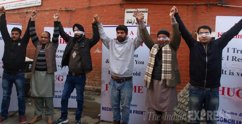 मावा ने कहा कि नेताओं को कश्मीर की जनता को अकेले छोड़ देना चाहिए और लोगों को विभाजित नहीं करना चाहिए। उन्होंने कहा, ‘अगर वे अपने तरीके नहीं सुधारते तो कश्मीर में असैन्य क्रांति होगी।’ उन्होंने केंद्र सरकार से कश्मीर मुद्दे पर ध्यान देने के लिए पाकिस्तान से बात करने को कहा और पड़ोसी देश को विवाद का एक पक्ष बताया। (Express Photo by Shuaib Masoodi)