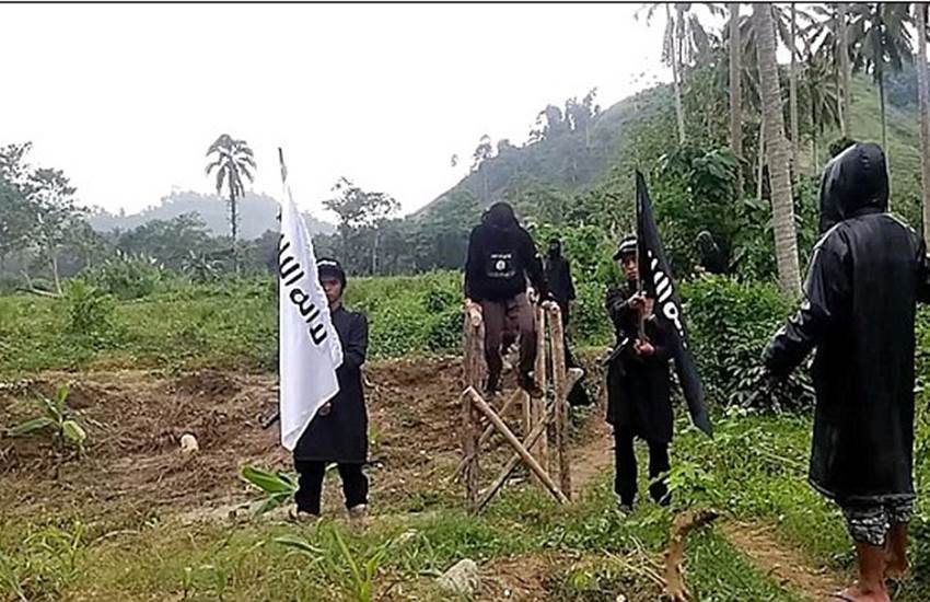 isis, isis news, isis video, isis propaganda, isis secret training camp, terrorism, terror outfit, आईएसआईएस, इस्‍लामिक स्‍टेट, आतंकवाद, आईएस, आईएसआईएस वीडियो, प्रोपेगेंडा वीडियो, फिलीपींस, ट्रेन कैंप, आतंकी ट्रेन कैंप