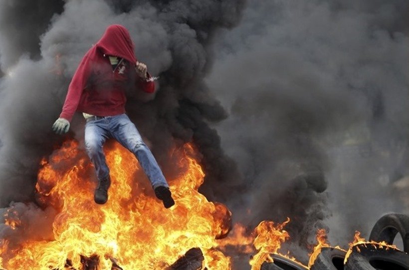 Photos Of The Year, Vladimir Putin workout, Mark Zuckerberg daughter, Barack Obama selfie, photo gallery of the year, picture of Jayalalithaa, Brazil President, Dilma Rousseff, German Chancellor, Angela Merkel, US President, Barack Obama, Charlie Hebdo shootings, Rohingya Bangladeshi migrants, Palestinian protester, nepal Earthquake, 100 lashes, Hungarian police, Syrian refugee, French President, Francois Hollande, रूसी राष्‍ट्रपति, व्‍लादिमिर पुतिन, बराक ओबामा, जयललिता, सीरियाई शरणार्थी, एंजेला मर्केल, 2015 की तस्‍वीरें, बेहतरीन तस्‍वीरें