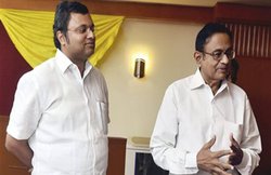 बेटे कार्ति की कंपनियों पर ED-IT ने मारे छापे तो चिदंबरम बोले- बुरी भावना से ग्रस्‍त सरकार बना रही निशाना