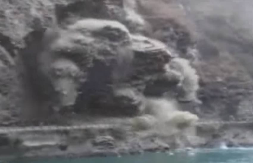 Manali landslide, National Highway, Highway blocked, Kiratpur-Manali National Highway, Mandi, भूस्खलन, पहाड़ दरका, मंडी, मनाली हाई-वे, पहाड़ गिरा, भूस्खलन, पहाड़ खिसका