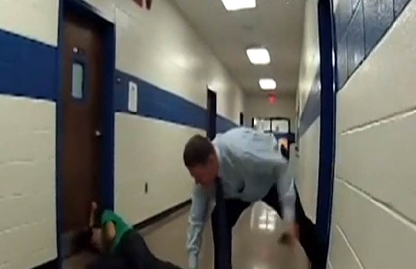 पुलिस ने हमलावर को बेहोश करके काबू में किया। 