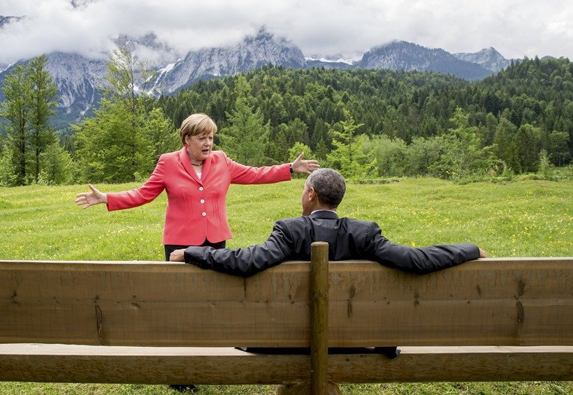 Photos Of The Year, Vladimir Putin workout, Mark Zuckerberg daughter, Barack Obama selfie, photo gallery of the year, picture of Jayalalithaa, Brazil President, Dilma Rousseff, German Chancellor, Angela Merkel, US President, Barack Obama, Charlie Hebdo shootings, Rohingya Bangladeshi migrants, Palestinian protester, nepal Earthquake, 100 lashes, Hungarian police, Syrian refugee, French President, Francois Hollande, रूसी राष्‍ट्रपति, व्‍लादिमिर पुतिन, बराक ओबामा, जयललिता, सीरियाई शरणार्थी, एंजेला मर्केल, 2015 की तस्‍वीरें, बेहतरीन तस्‍वीरें
