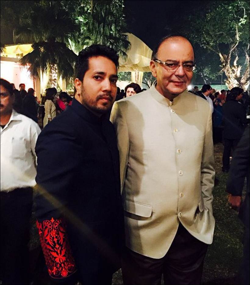 वित्त मंत्री अरुण जेटली के साथ मीका सिंह। (Source - @MikaSingh)