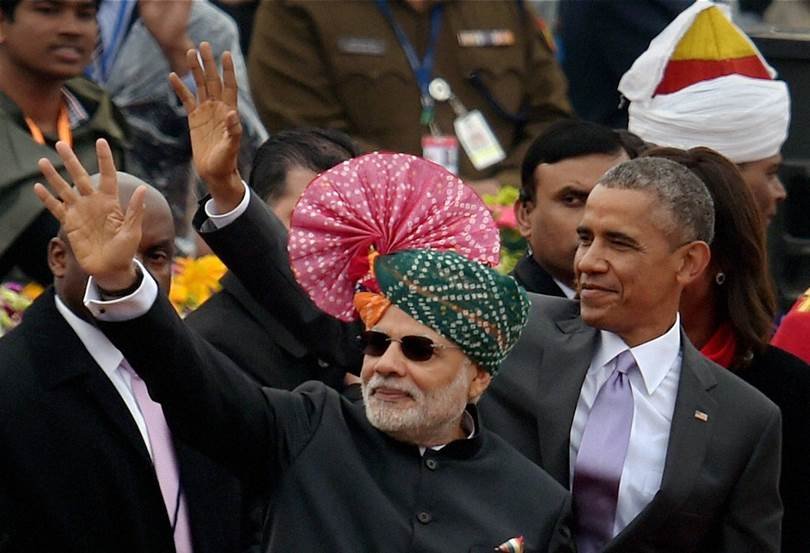 नई दिल्ली के राजपथ पर अमेरिकी राष्ट्रपति बराक ओबामा और प्रधानमंत्री नरेंद्र मोदी 66वें गणतंत्र दिवस के समापन समारोह के बाद दोनों हाथ लहराकर वहां मौजूद लोगों को धन्यवाद देते हुए।