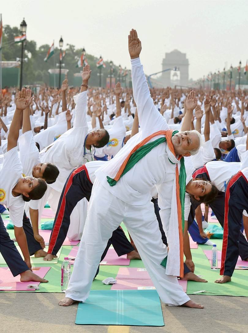 नई दिल्ली स्थित राजपथ पर अंतर्राष्ट्रीय योग दिवस के मौके पर आयोजित योग शिविर में अभ्यास के दौरान प्रधानमंत्री नरेंद्र मोदी। (21 जून 2015)