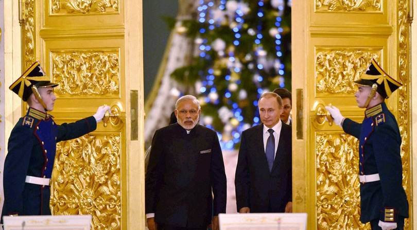 मास्को के क्रेमलिन में रशियन और भारतीय सीईओ के साथ मुलाकात करने पहुंचे प्रधानमंत्री नरेंद्र मोदी और रूस के राष्ट्रपति ब्लादिमीर पुतिन। (24 दिसंबर 2015)