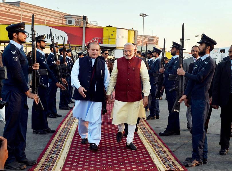 प्रधानमंत्री नरेंद्र मोदी की अचानक पाकिस्तान यात्रा के दौरान लाहौर हवाई अड्डे पर खुद पाकिस्तान के प्रधानमंत्री नवाज शरीफ ने मोदी की अगवानी की।