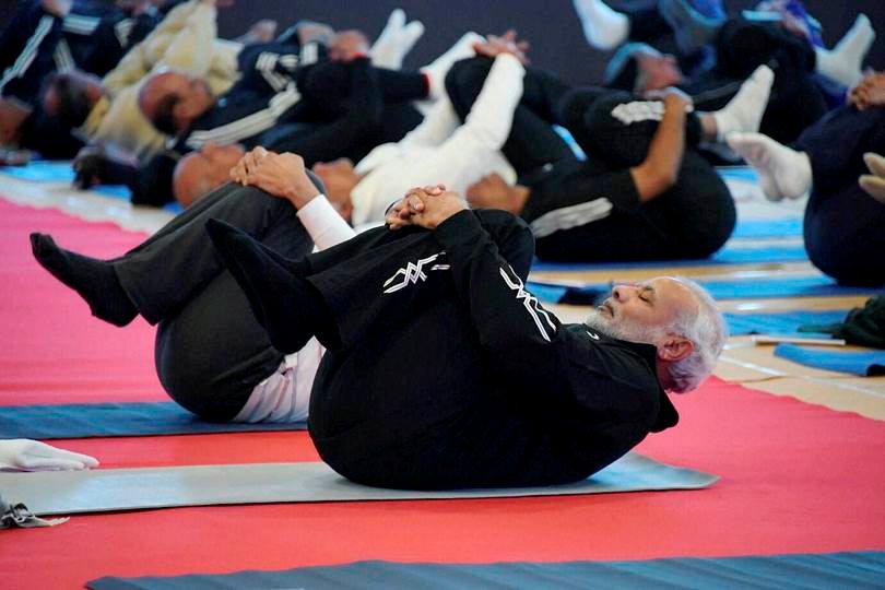 गुजरात के कच्छ के रण में आयोजित एक वार्षिक सम्मेलन में 200 से अधिक उच्च पुलिस अधिकारियों के साथ योग सत्र में भाग लेते प्रधानमंत्री नरेंद्र मोदी। (19 दिसंबर 2015) (पीटीआई फोटो)