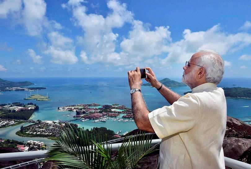 माहे में भारत-सेशेल्स सहयोग से निर्मित परियोजना 'कोस्टल सर्विंलांस रडार सिस्टम' को समर्पित करने के दौरान प्रधानमंत्री नरेंद्र मोदी तस्वीर लेते हुए।