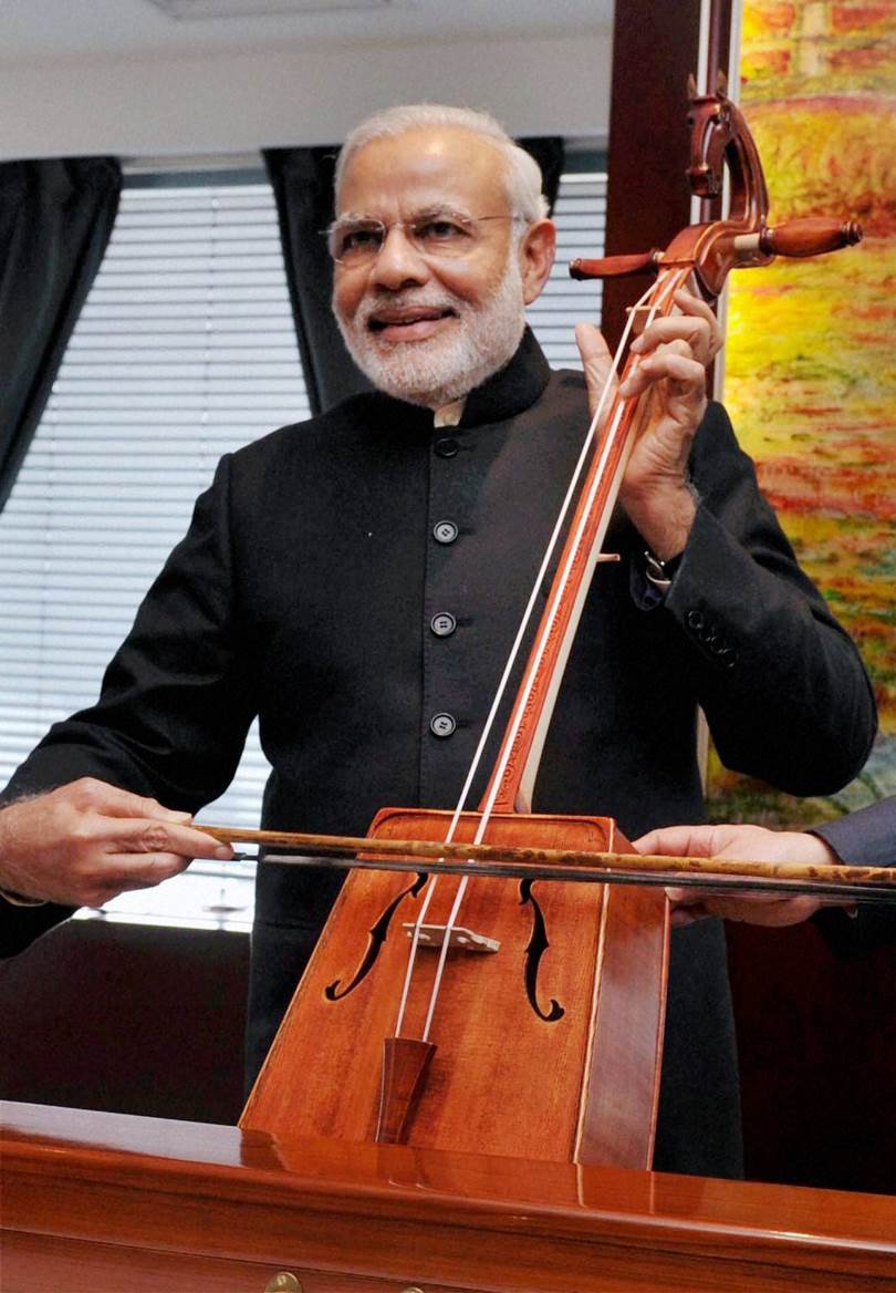मंगोलिया की राजधानी उलानबटोर में प्रधानमंत्री नरेंद्र मोदी वहां के पारंपरिक वाद्य यंत्र 'मोरिन खूर' को बजाते हुए।