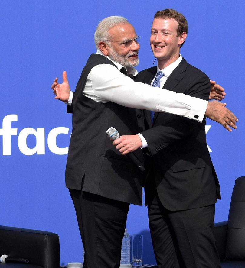 केलिफोर्निया में स्थित फेसबुक मुख्यालय में प्रधानमंत्री नरेंद्र मोदी फेसबुक के सीइओ मार्क जुकरबर्ग को गले लगाते हुए। (पीटीआई फोटो)