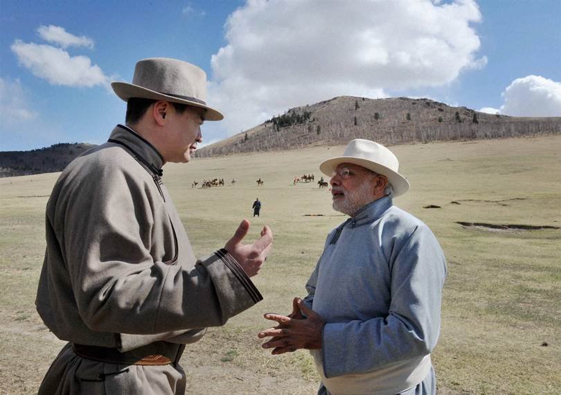 मंगोलिया की राजधानी उलानबटोर में मिनी नादम उत्सव के दौरान प्रधानमंत्री नरेंद्र मोदी अपने मंगोलियन समकक्ष शिमेद सेखानबिलेग से बात करते हुए।