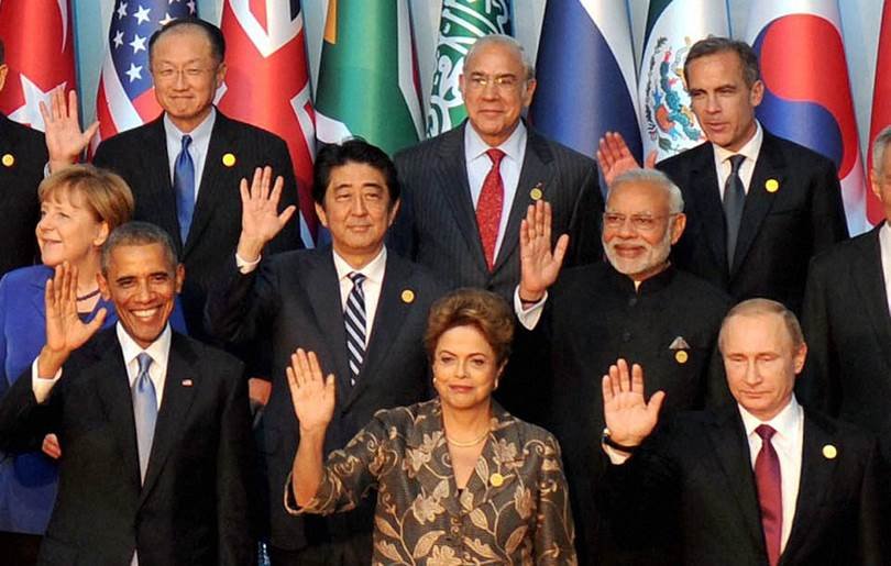 तुर्की के अंताल्या में आयोजित जी-20 सम्मेलन में सदस्य देशों के ग्रुप फोटो के दौरान अमेरिकी राष्ट्रपति बराक ओबामा के साथ प्रधानमंत्री नरेंद्र मोदी। (पीटीआई फाइल फोटो)