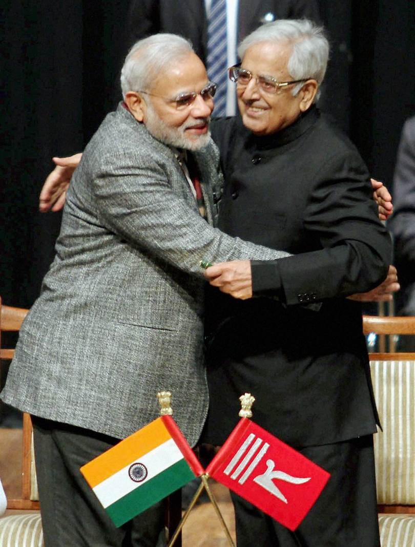 जम्मू में मुख्यमंत्री मुफ्ती मोहम्मद सईद के शपथग्रहण समारोह के दौरान उनसे गले मिलते प्रधानमंत्री नरेंद्र मोदी। (पीटीआई फोटो)