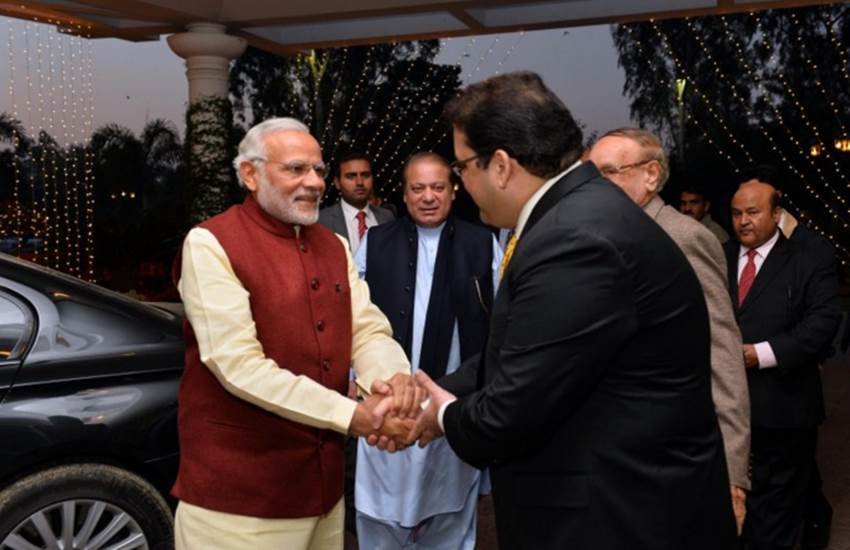 pm modi, surprize visit, modi in lahore, modi sharif, indian pakistan, narendra modi news, मोदी नवाज, भारत पाकिस्‍तान, नवाज शरीफ, नरेंद्र मोदी, पाकिस्‍तान दौरा, सरप्राइज विजिट, pakistan visit pics, modi sharif pics