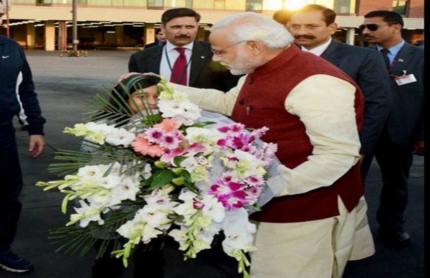 pm modi, surprize visit, modi in lahore, modi sharif, indian pakistan, narendra modi news, मोदी नवाज, भारत पाकिस्‍तान, नवाज शरीफ, नरेंद्र मोदी, पाकिस्‍तान दौरा, सरप्राइज विजिट, pakistan visit pics, modi sharif pics