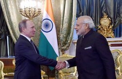 पुतिन ने मोदी को भेंट की गांधी की डायरी के पन्ने और भारतीय तलवार, अकेले में हुई गुफ्तगू